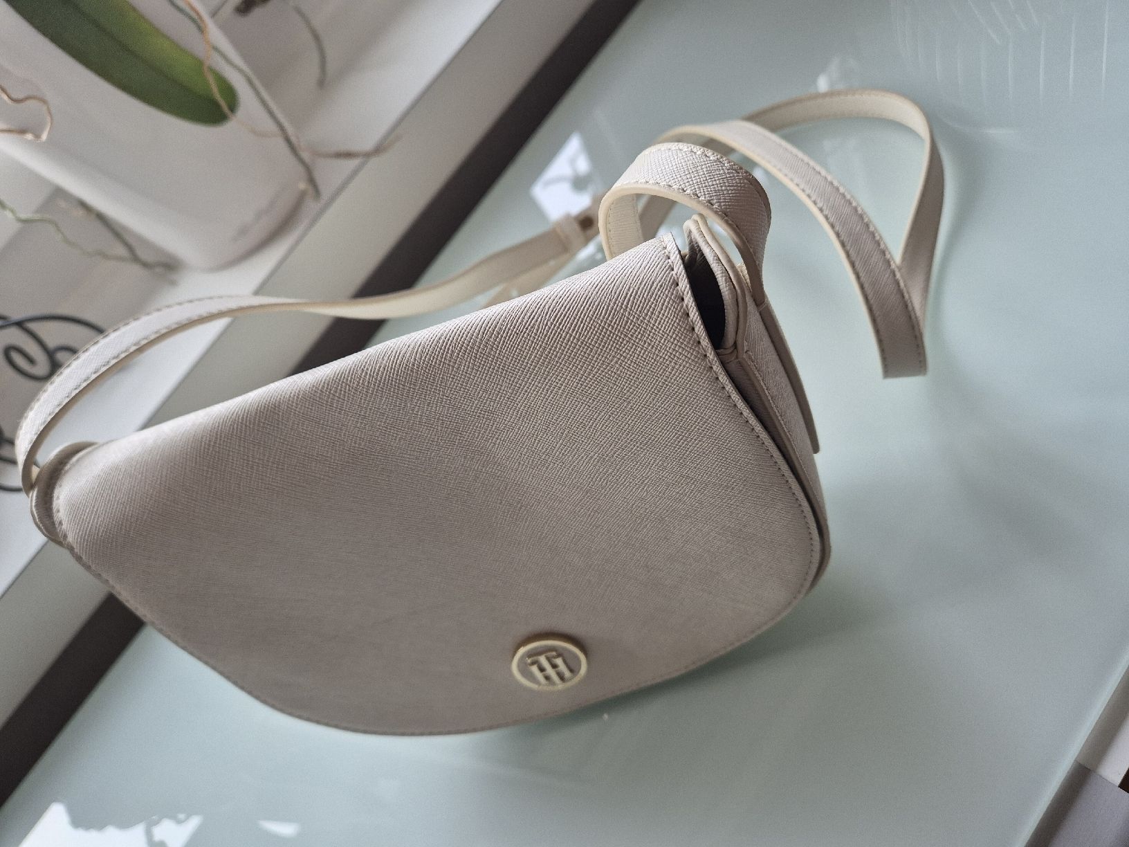 Tommy Hilfiger Taschen für Damen: Tasche – Gebraucht aus Ebmatingen von Gelegenheit77 2