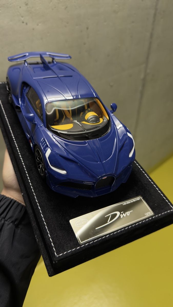 Bugatti Modellini d'auto: Henson&Heaven Bugatti Divo 1:18 blau carbon – Nuovo (secondo la descrizione) da Möhlin venduto da MRCLCollection 1