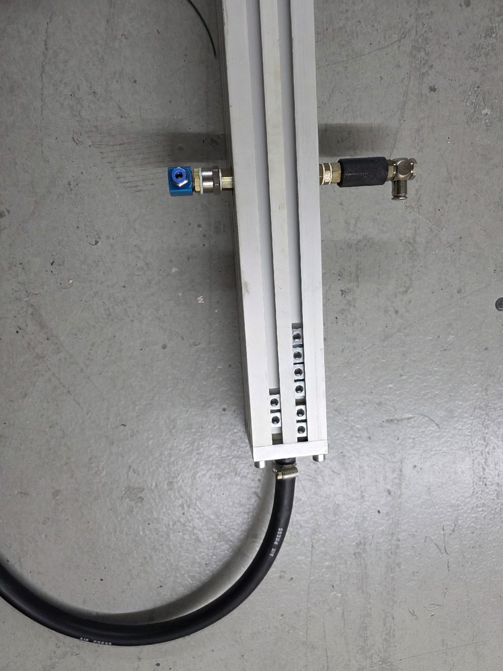 Altro per industria metallurgica: Profilbalken 355cm mit Pneumatik anschlüssen – Usato da Rüti ZH venduto da Madeira14 3