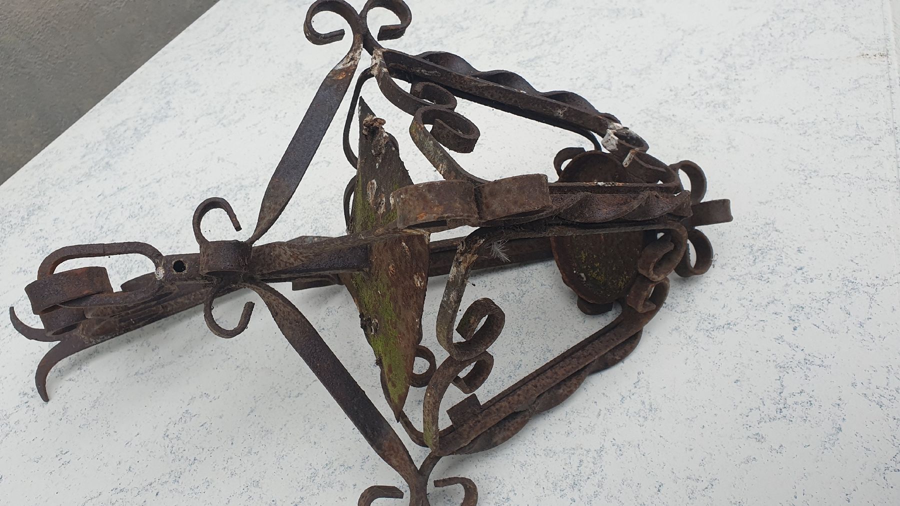 Supporti a parete: Altes rustikale Eisen Schild (Korb), Blumenständer – Usato da Burgdorf venduto da mentalshopCH 3