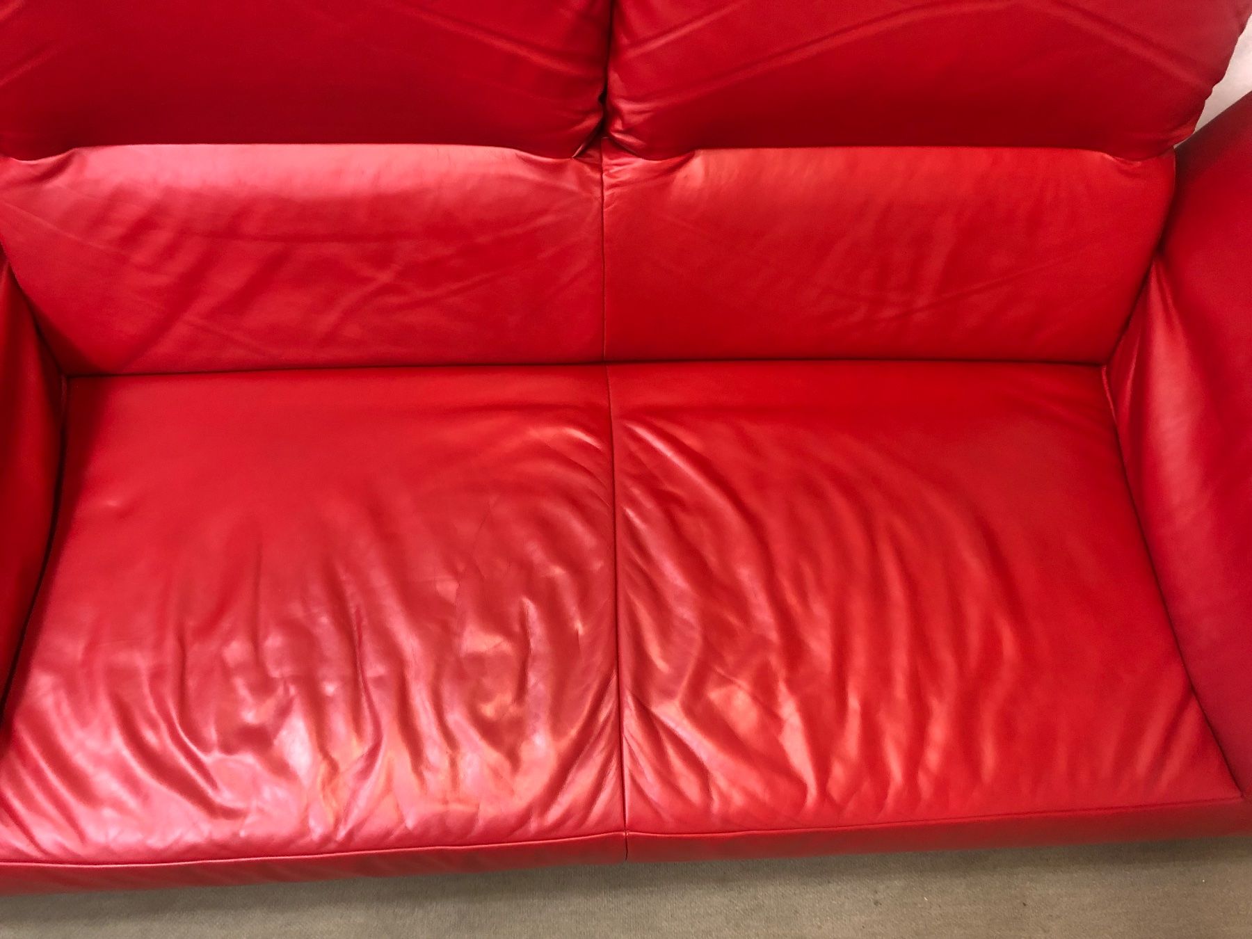 Koinor Sofas: Koinor Leder 2er Sofa Rot mit Hocker und Plexiglastisch – D'occasion à Brunnen par Allerwaren 5