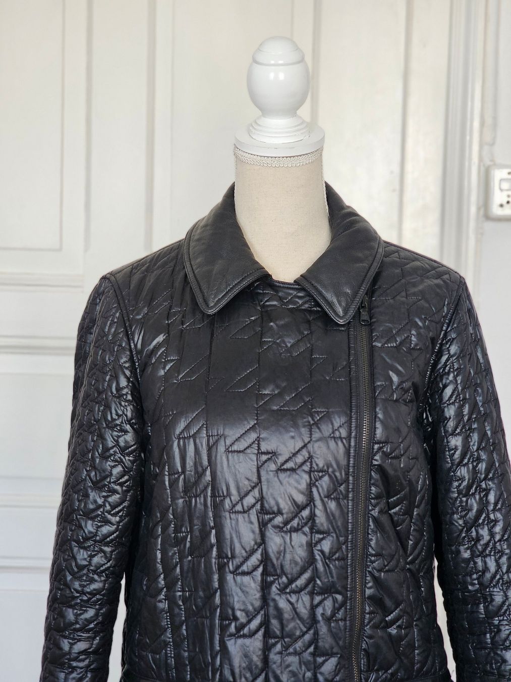 Marc Jacobs Cappotti: Schwarzer gesteppter Mantel, Marc Jacobs, Leder, Gr. M – Usato da Ried-Brig venduto da Zzyzx 2