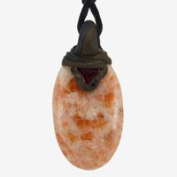 Sonnenstein Anhänger mit zusätzlich eingefasstem Granat