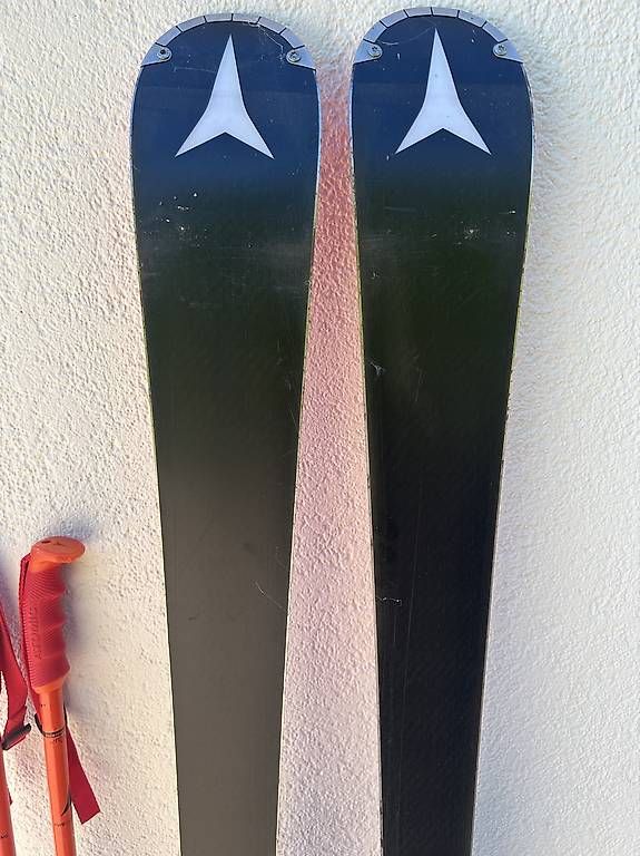 Atomic Sci: Atomic S9 Ski mit Skistöcken VB – Usato da Waltenschwil venduto da Tebecca 3
