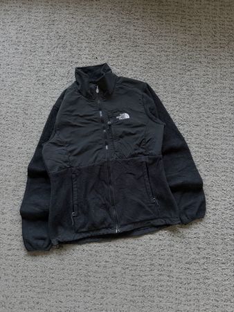 12. Veste polaire The North Face noire, taille M 