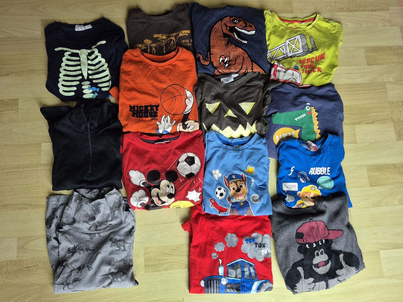 Pulls et sweat-shirts: Kliderpaket gr. 122-128 – D'occasion à Gränichen par Mamaboy