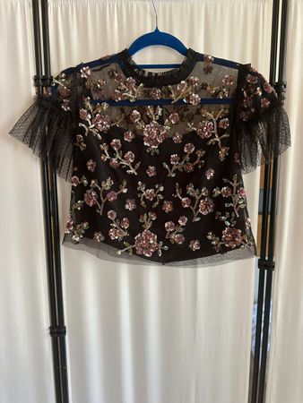 Top Needle & Thread – broderies sequins élégantes 