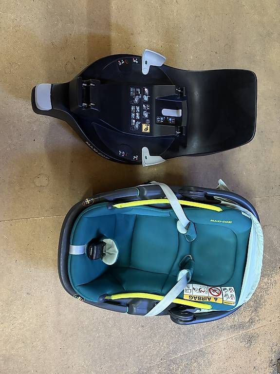 Seggiolini per auto: Maxi Cosi Babyschale und Basisstation  – Usato da Pfäffikon ZH venduto da sybille016