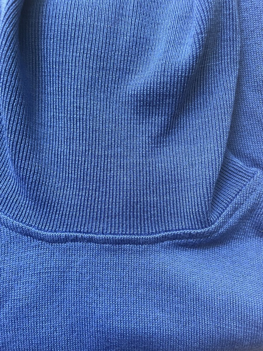 Maglioni & Felpe: Schöner Rollkragenpullover in blau – Usato da Zürich venduto da Carlajimena 5