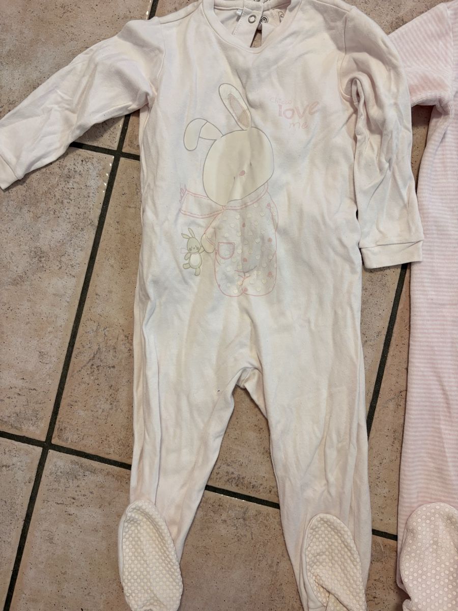 Lotti & Set di vestiti: Set 4 pigiami neonata  – Usato da S. Antonino venduto da FedeKikka88 1
