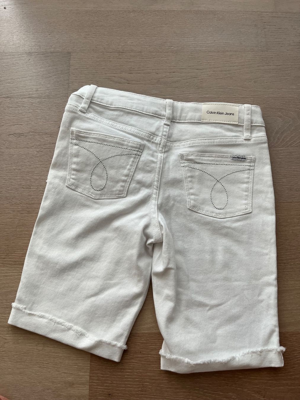 Calvin Klein Pantaloni: Jeans court Calcin Klein neuf – Usato da Corteglia venduto da Lalapimpi 1