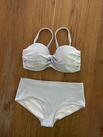2 bikinis 
