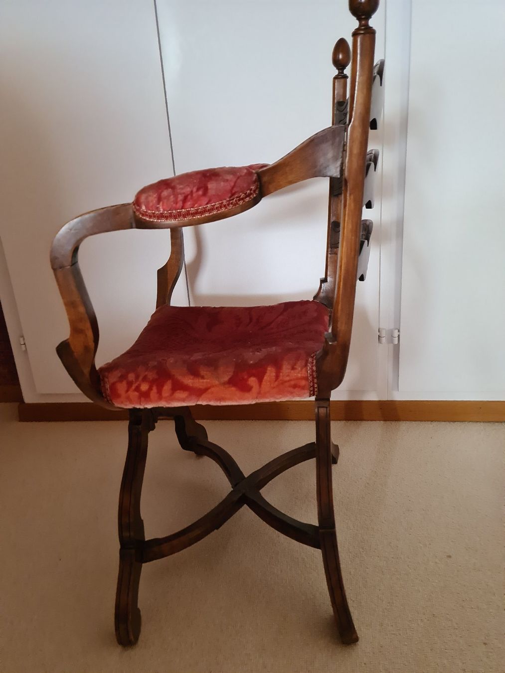 Chaises: petite chaise type renaissance – D'occasion à Rolle par flo2906 1