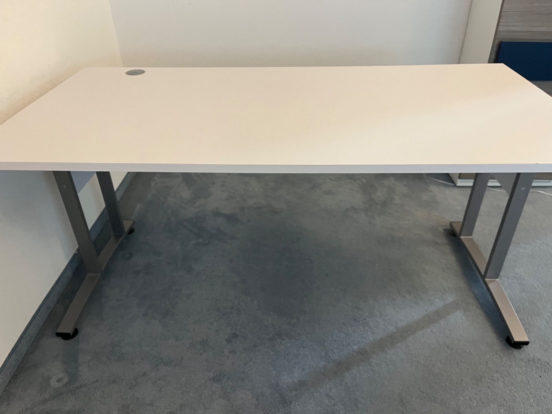 Scrivanie: Bürotisch weiss mit Kabelkanal – Usato da Kaltbrunn venduto da tho_x6l5 1