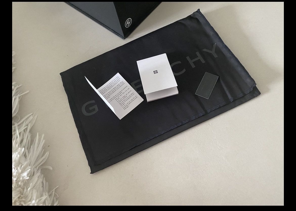 Sacs femmes: Givenchy Cluch – D'occasion à Zollikerberg par Funny014 1