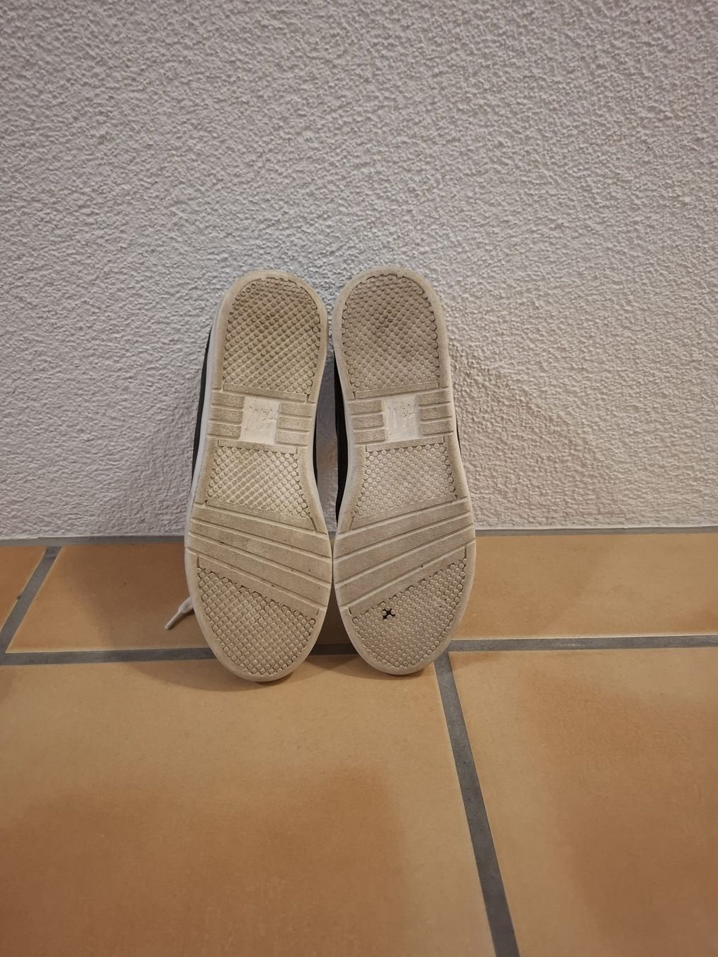 H&M Scarpe da uomo: Sneakers H&M schwarz Grösse 39 gebraucht – Usato da Galgenen venduto da claudia.gisler 3