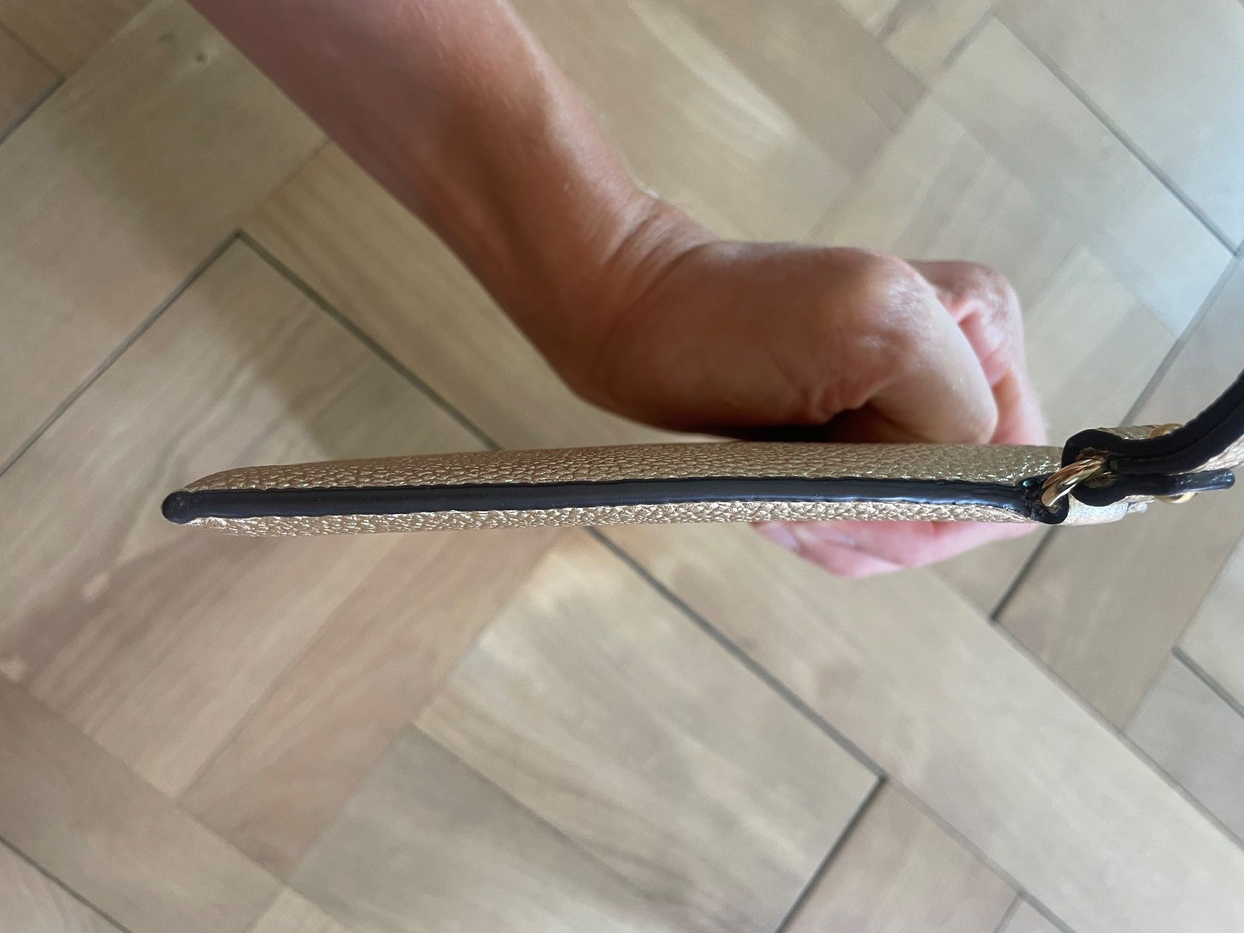 Michael Kors Taschen für Damen: Goldige Clutch von Michael Kors – Gebraucht aus Zürich von 28881084 4