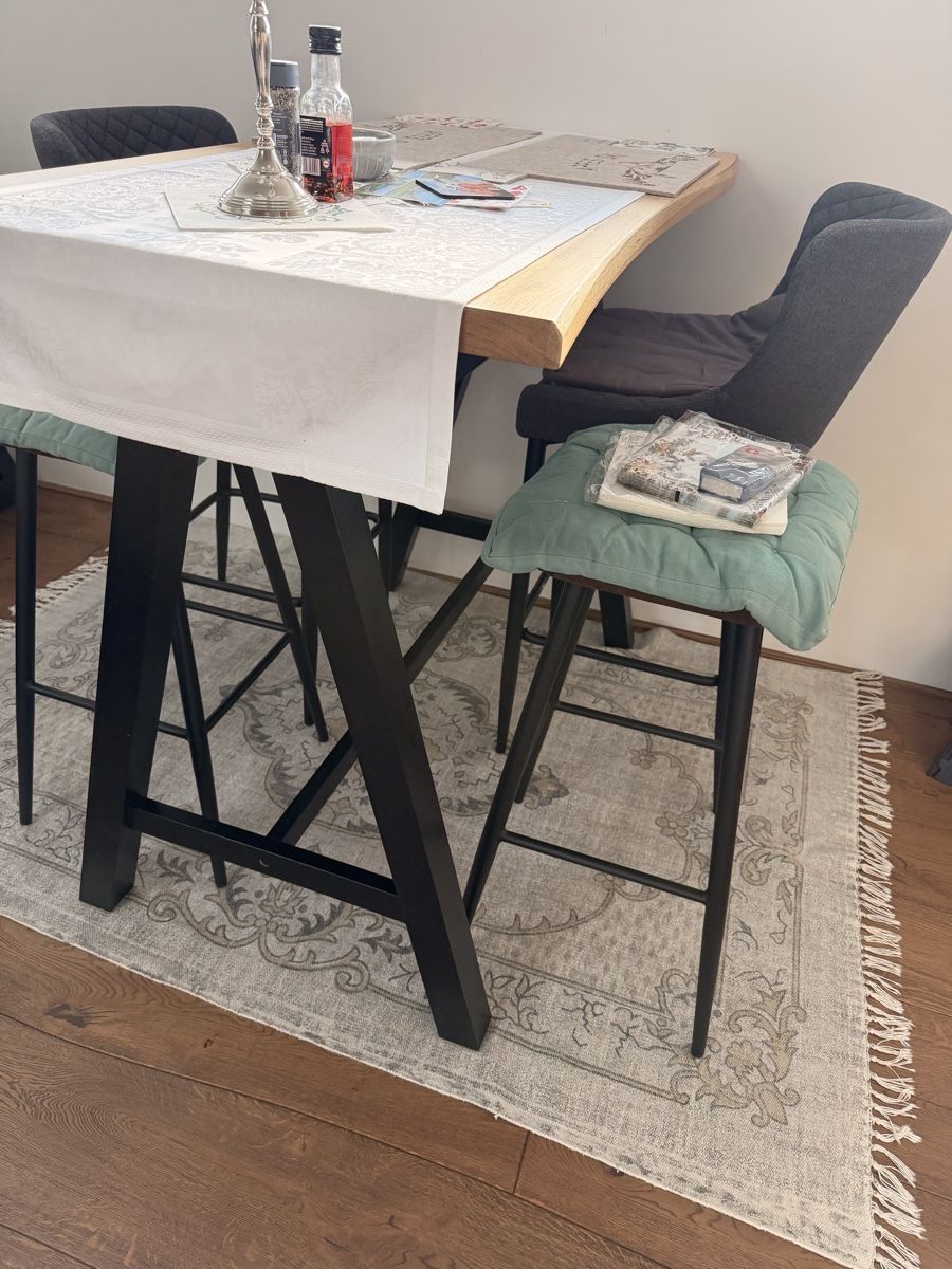 Set di tavolo e panche: Hochtisch / Bartisch mit  4 Hochstühlen neuw. – Usato da Root venduto da Aleole 1