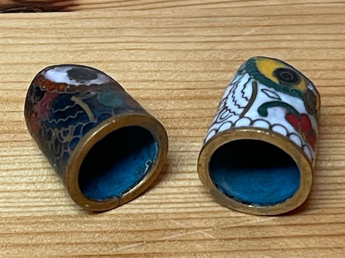 Ditali: Cloisonne Eule Fingerhut (2 Stück) – Nuovo (secondo la descrizione) da Niederwil AG venduto da Vonky 3
