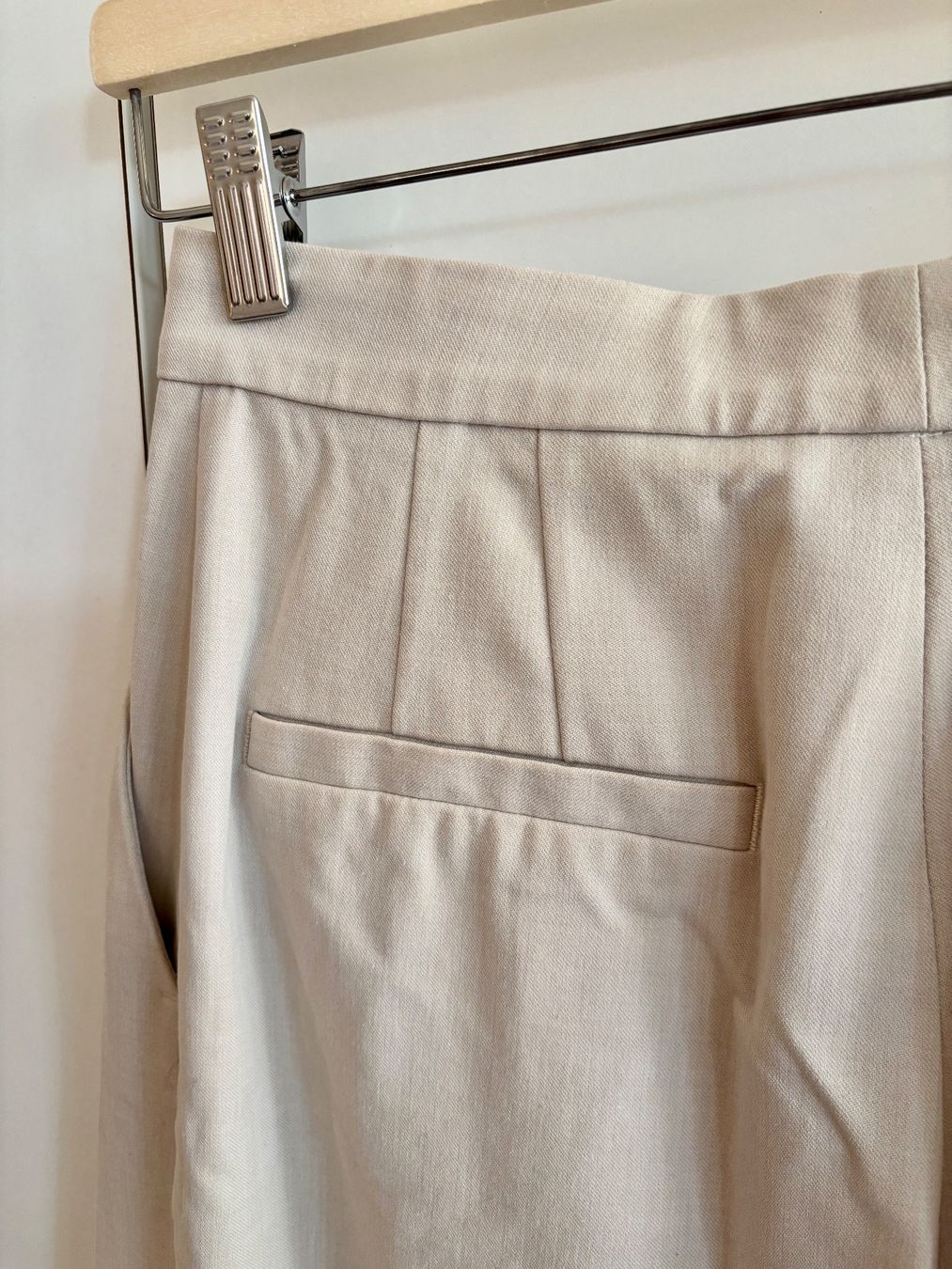 H&M Pantaloni: Gerade Stoffhose mit Bundfalten – Nuovo (secondo la descrizione) da Niederrohrdorf venduto da Madoqua 4