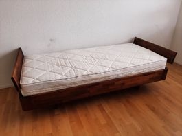 Bett aus geöltem Nussbaum Holz