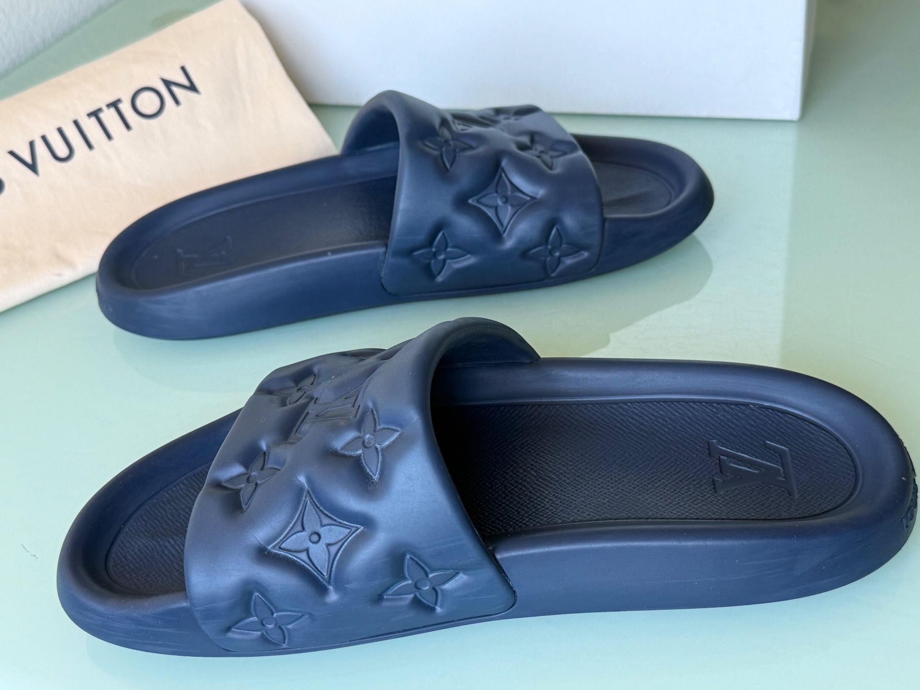 Louis Vuitton Scarpe da uomo: LOUIS VUITTON Waterfront Monogram Embossed Mule Slide 43.5 – Usato da Kreuzlingen venduto da kruezbiz 4