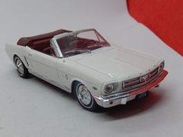 Ford Mustang Cabrio !! - Universal Hobbies !  %% Ausverkauf