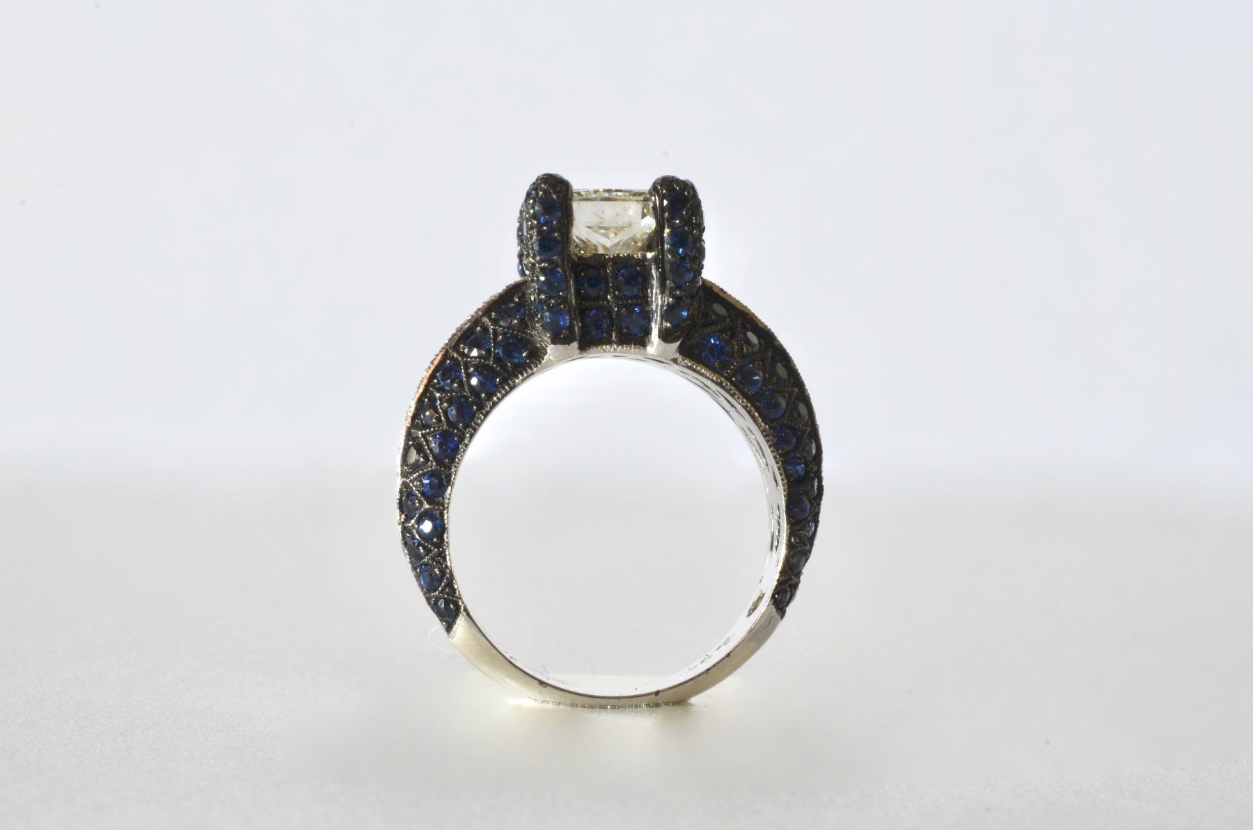 Anelli: Ring mit blauem Saphir und Diamanten, 1990. – Usato da Meilen venduto da glenbeigh