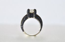 Ring mit blauem Saphir und Diamanten, 1990.