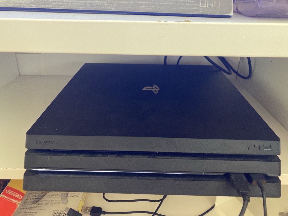 Sony Consoles: PS4 PlayStation mit games - 2 kontroller – D'occasion à St. Gallen par Parrotb 1