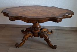 Antiker Nussbaum Intarsien Tisch – Ein Schmuckstück.