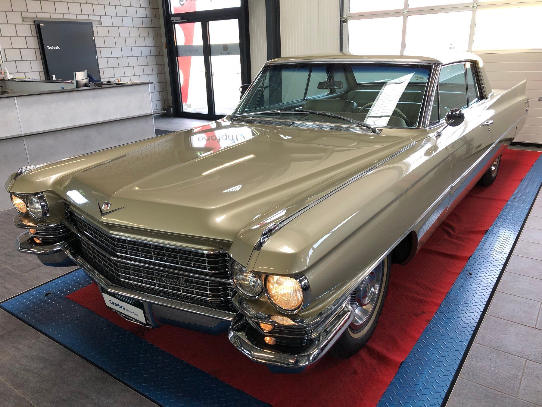Cadillac Automobili: CADILLAC DEVILLE COUPE 6.4-V8 – Usato da Gampelen venduto da Steuer0