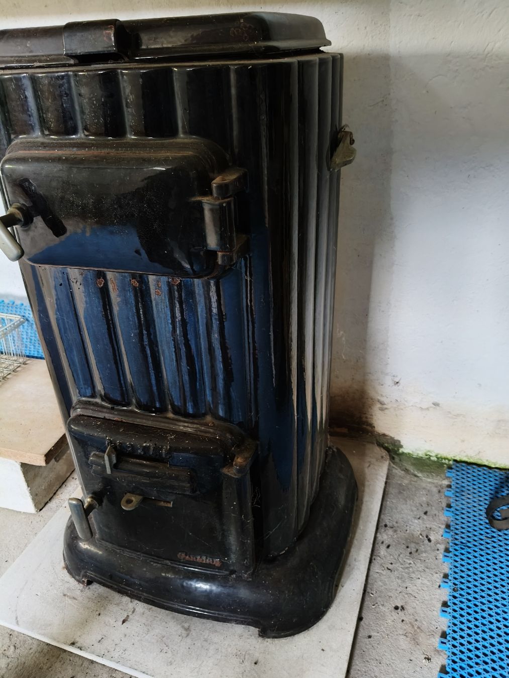 Camini: Antiker Ofen / Kamin – Usato da Utzenstorf venduto da green29 1