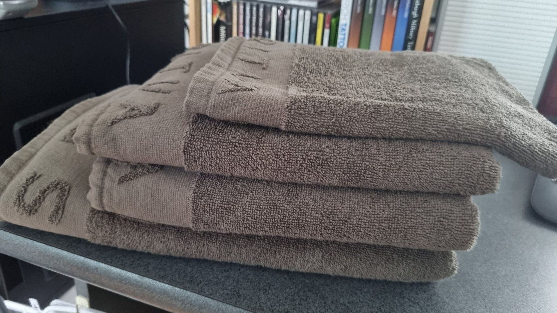 Linge de lit: Ensemble de linge éponge  4 pièces – D'occasion à La Chaux-de-Fonds par mikilo1