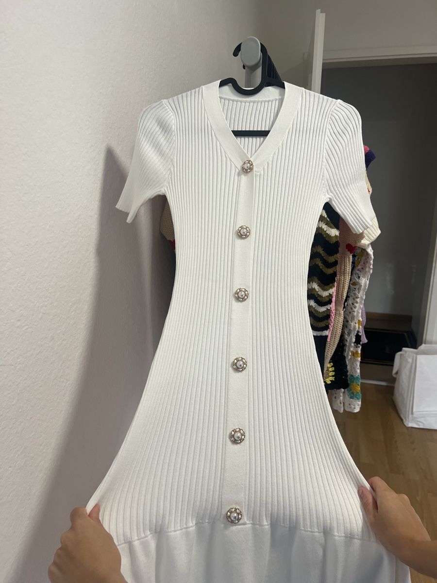 Vestiti: Strickkleid weiss mit Knöpfen kurzarm – Usato da Zürich venduto da R1908 1