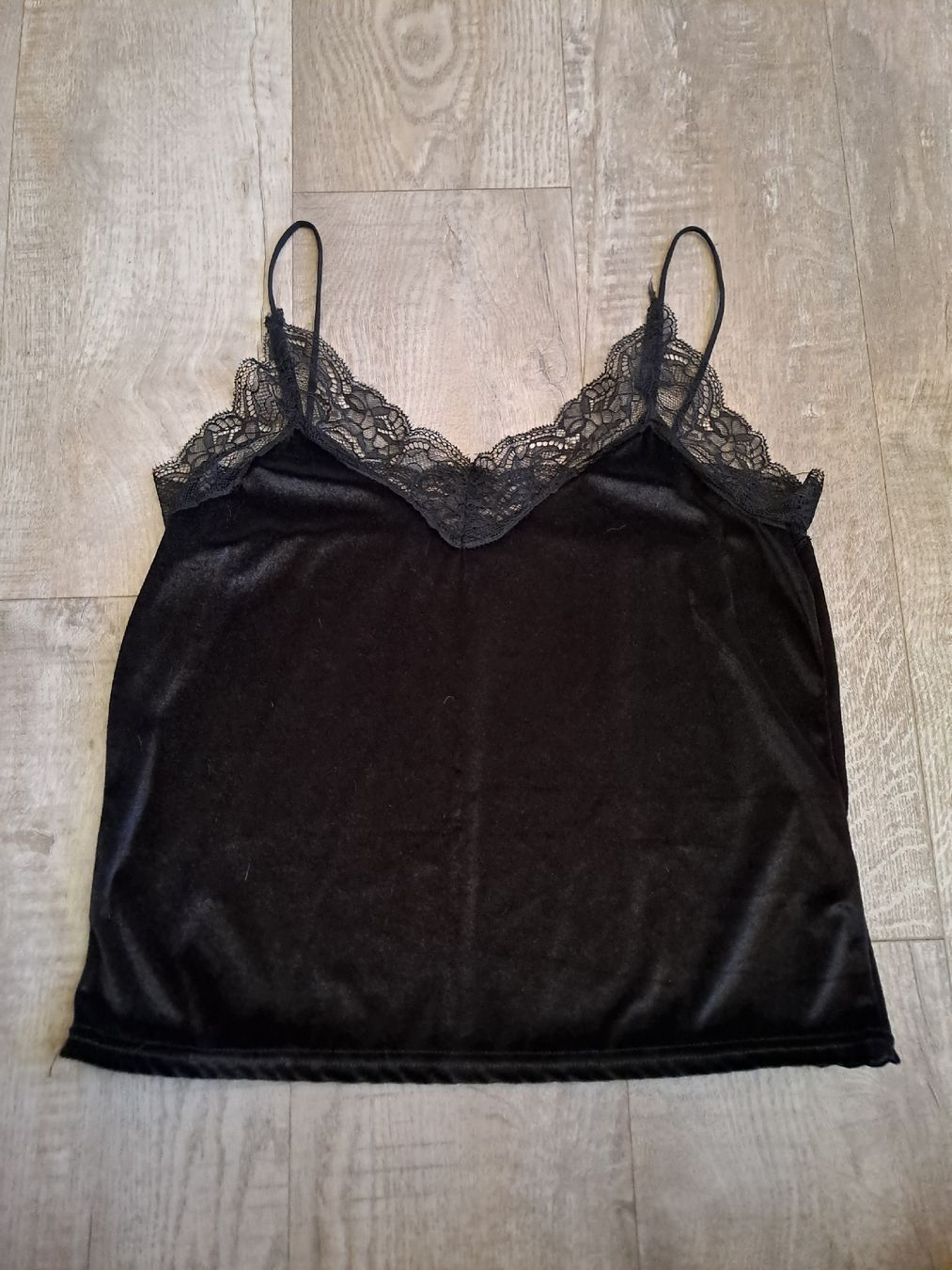 Tops: Schwarzes Top mit Spitze Gr. XL – Gebraucht aus Rickenbach LU von bishiida