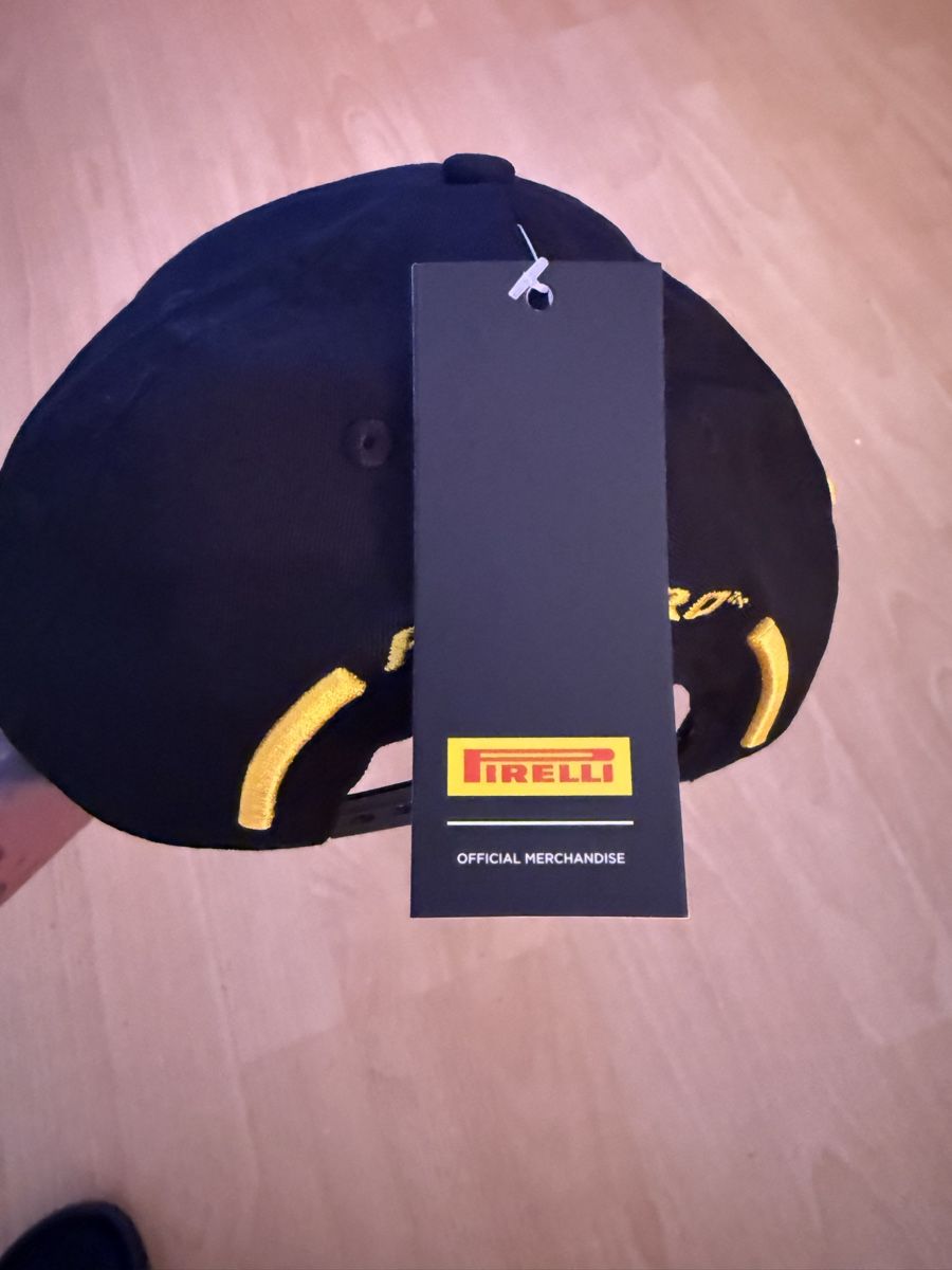 Pirelli Copricapi, berretti & cappellini: Original Pirelli Podium Cap 2026 – Nuovo e nell'imballaggio originale da Bern venduto da pat_g5v7 1