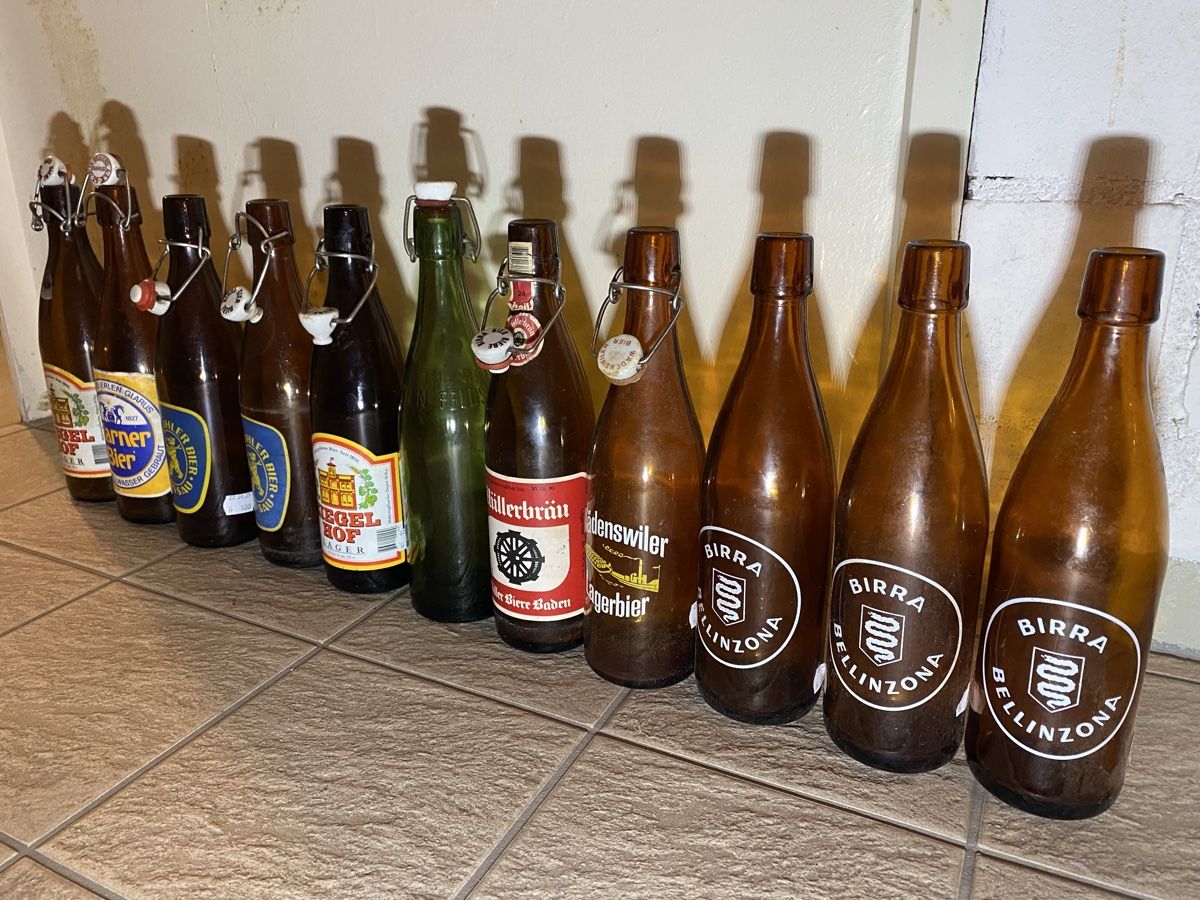 Bicchieri, Caraffe & Bottiglie: 11 Bierflaschen teilweise antik – Usato da fehraltorf venduto da Ambra2 1