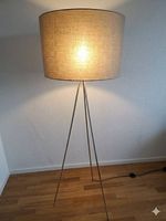 Moderne Dreibein Stehlampe mit beigem Stoffschirm