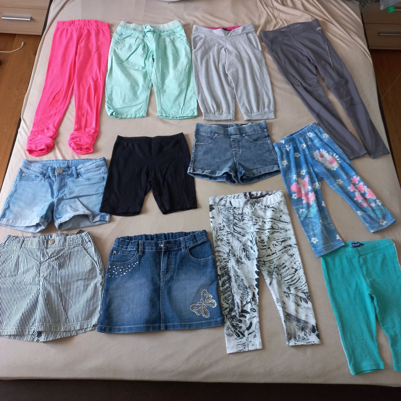 Lotti & Set di vestiti: 26 Teilen Kleiderpaket gr.128 – Usato da Bachenbülach venduto da enigmatic 1