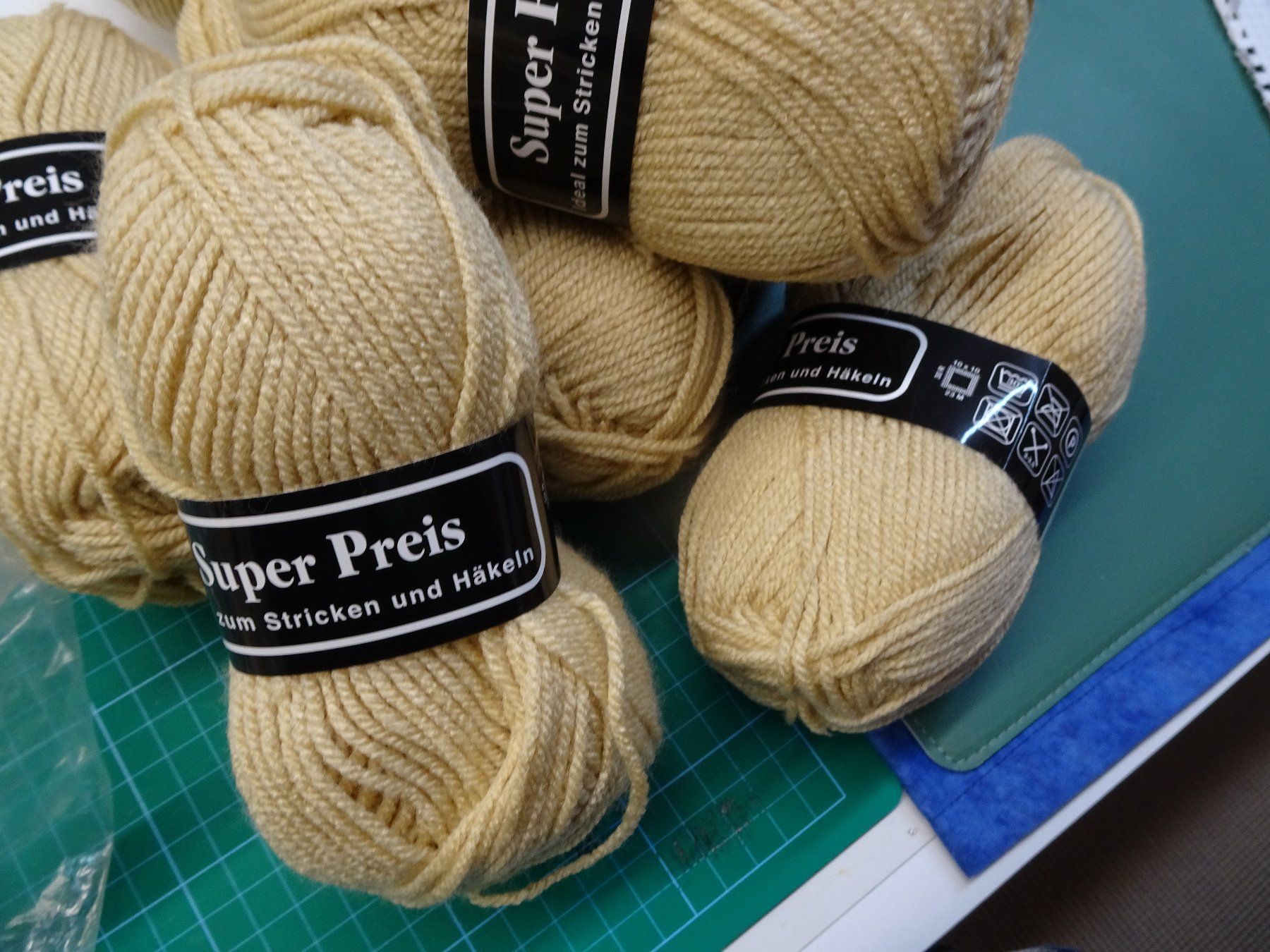 Wolle: Wolle, "Super Preis"  7 x 50gr, beige – Neu (gemäss Beschreibung) aus Grüt (Gossau ZH) von spitzig 4