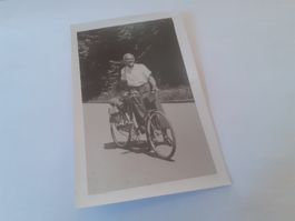 SCHWIIZER MAA DAZUM AL - ELTERE HERR uf VELO TOUR
