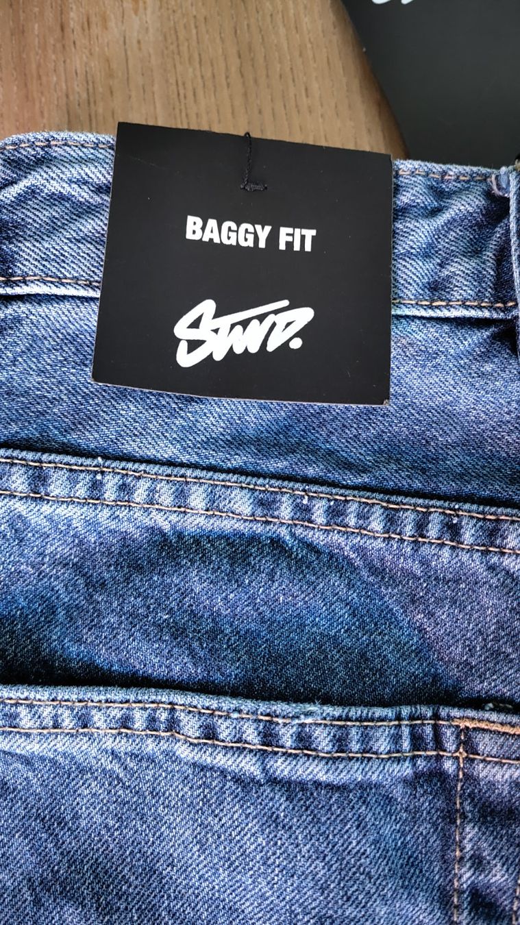 Jeans: Neue Jeans-Shorts Grösse 36 – Nuovo (secondo la descrizione) da Bätterkinden venduto da neuseeland79 2