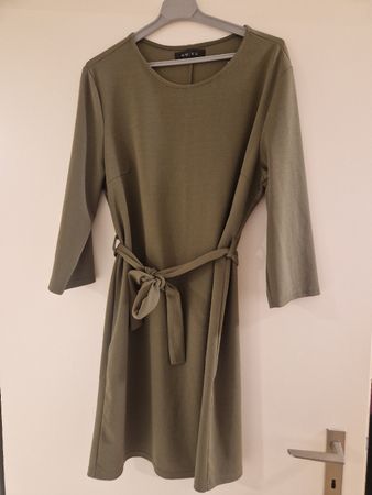 Kleid Amisu olivgrün mit Bindegürtel