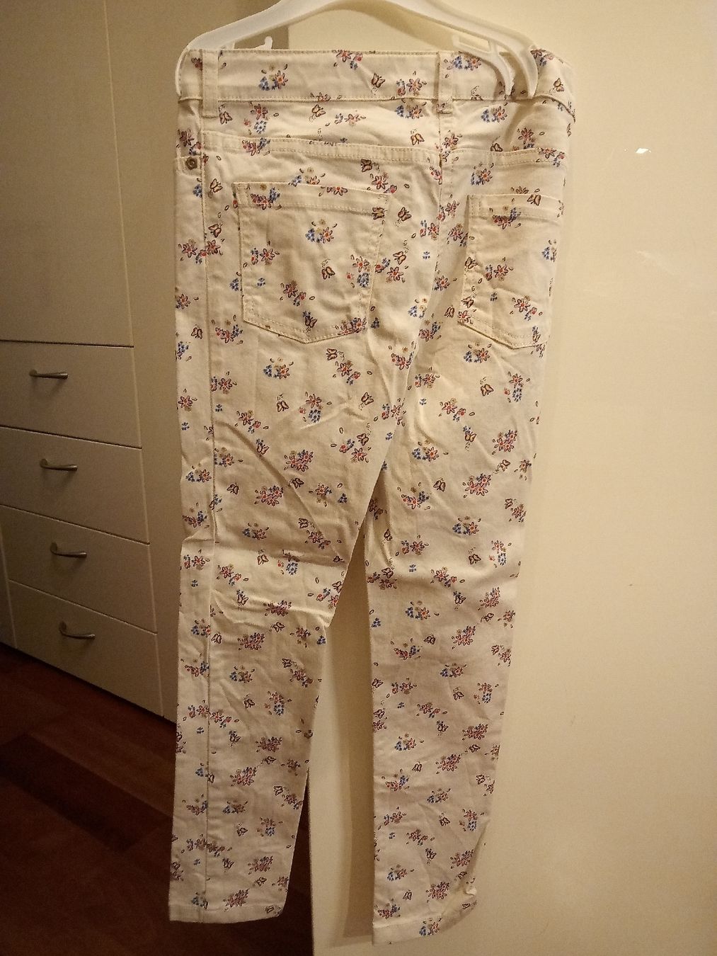 C&A Pantaloni: Sommerliche Mädchen Jeans mit Blumenmuster, Grösse 134 – Usato da Büren SO venduto da swelch 1