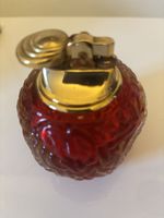 Briquet de table vintage rouge/doré, sphérique et élégant.