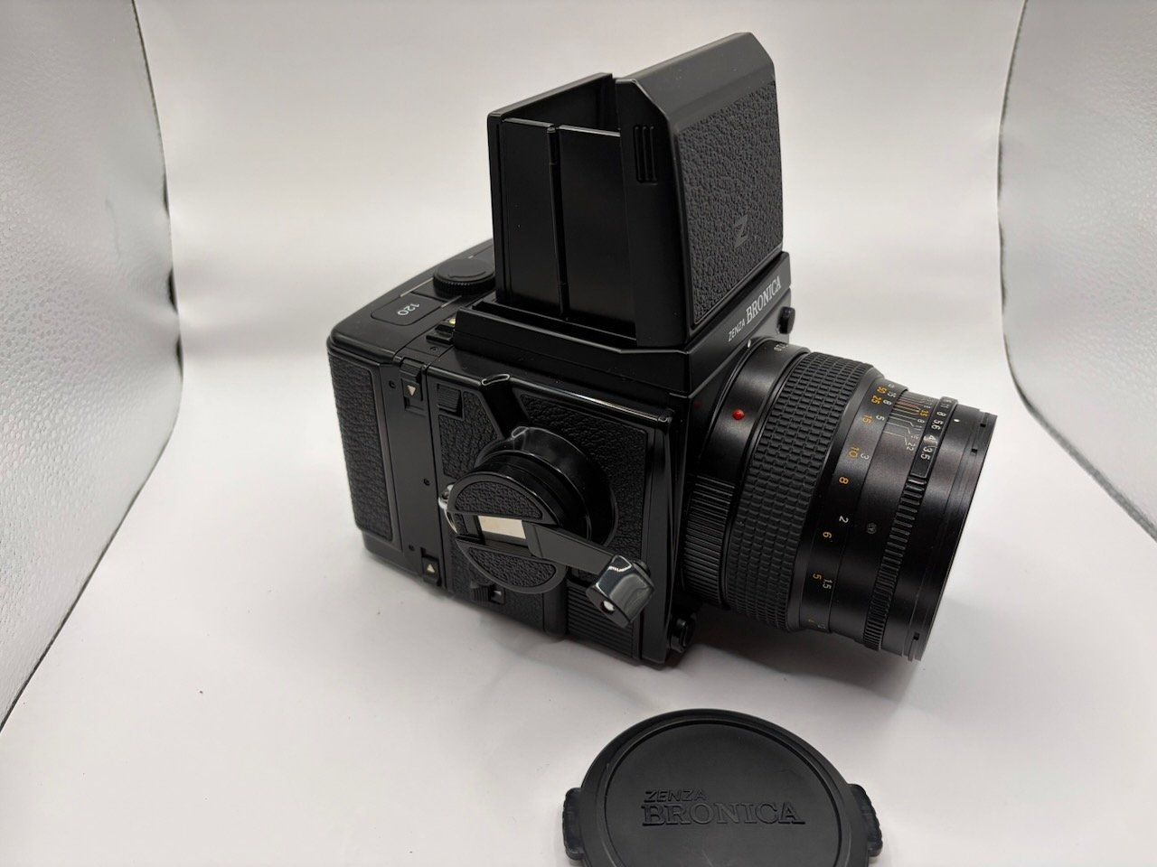 Bronica Fotocamera: Bronica GS-1 6x7 PG 100 + viseur – Usato da Biel/Bienne venduto da kiouk