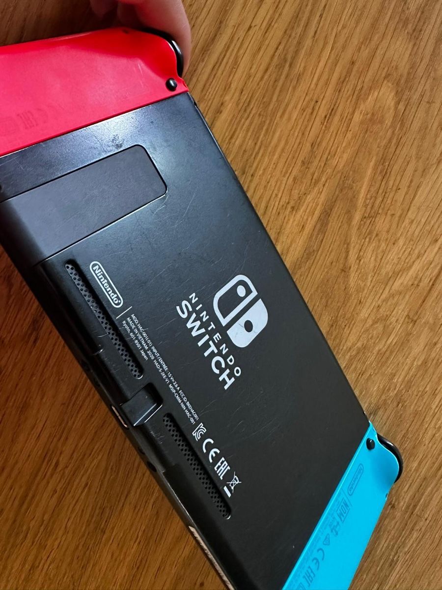 Nintendo Consoles: Nintendo Switch mit Zubehoer-Tasche – D'occasion à Lüscherz par channad 1