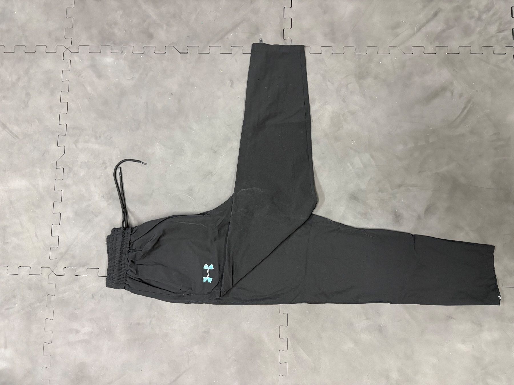 Under Armour Pantaloni: Under Armour Trainingshose Schwarz – Usato da Zuzwil BE venduto da babaloubuy 1