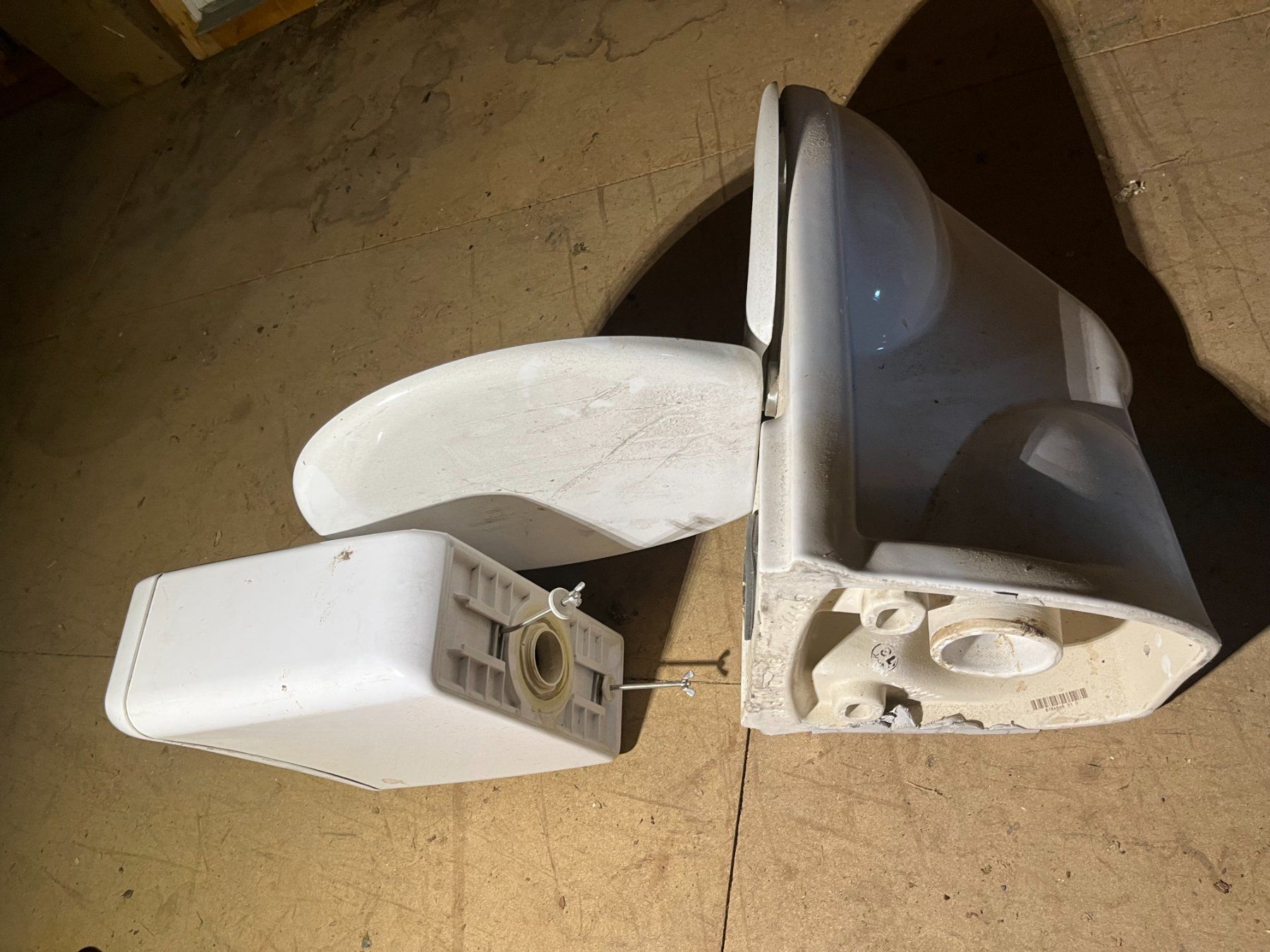 WC: WC-Schüsselmit Spülkasten – D'occasion à Marbach LU par chruetaer